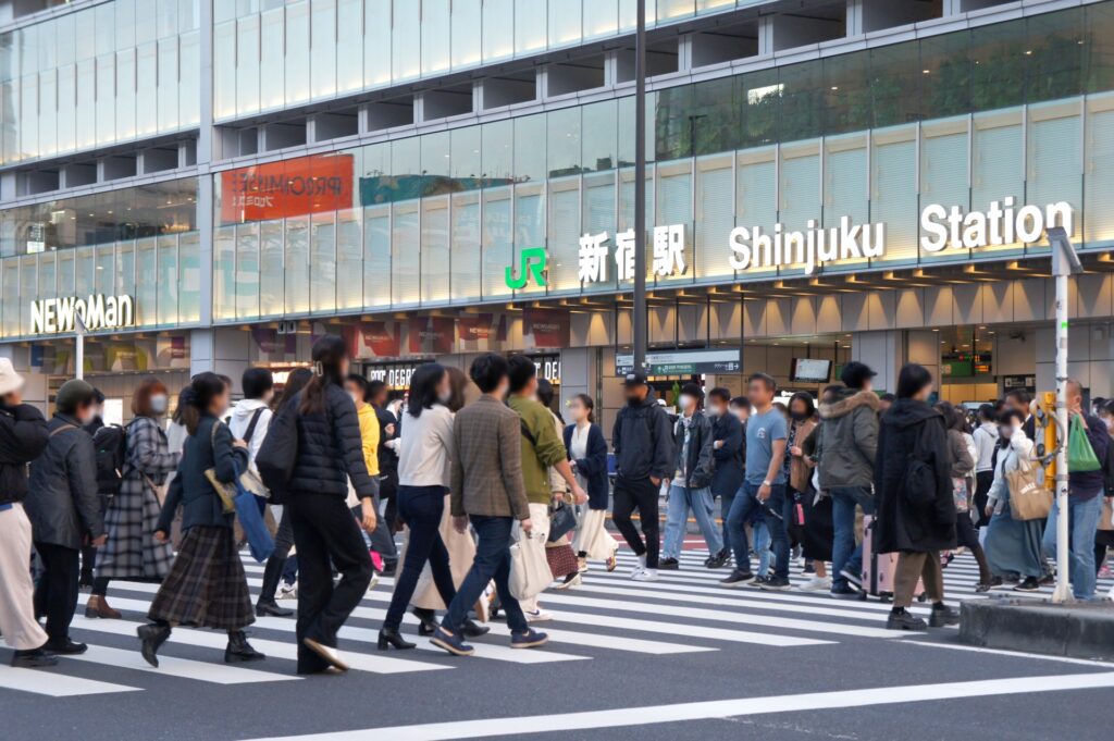 東京渋谷駅の横断歩道を渡っている人々