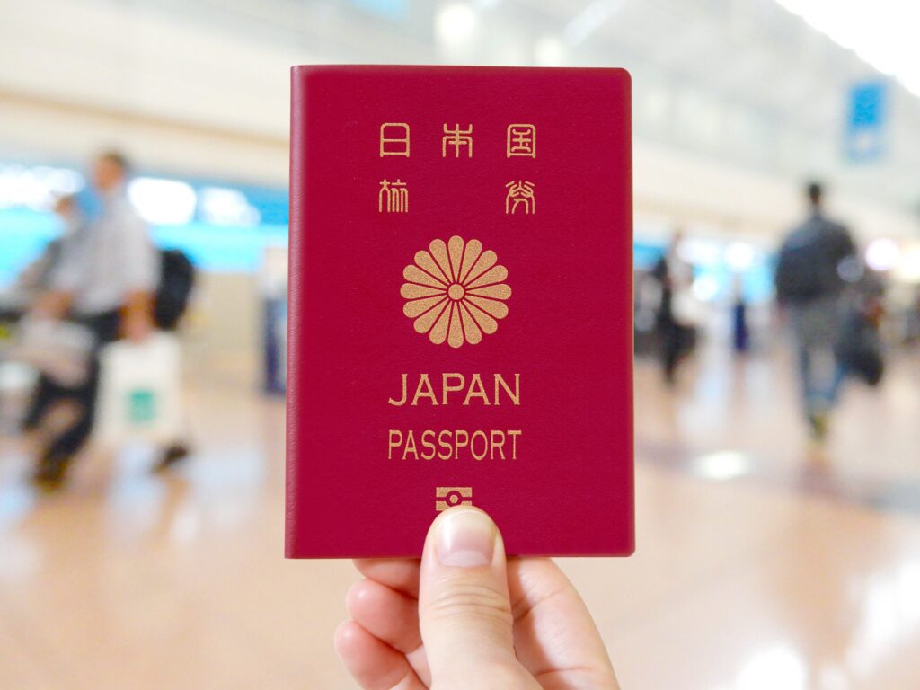 空港で掲げられている日本のパスポート