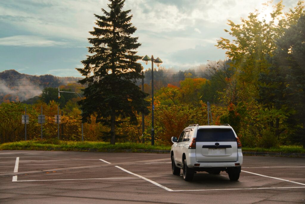 秋の午後に佇む駐車された白いSUV