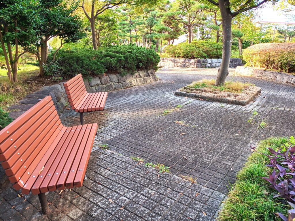 ２つのベンチがある公園