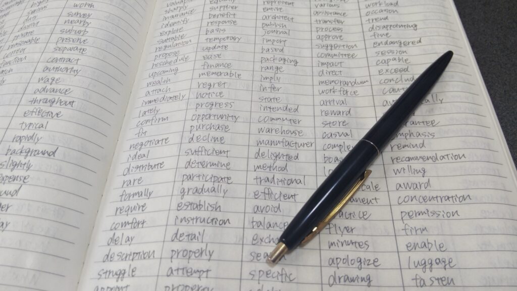 英語を独学で沢山単語を書き留めているノート