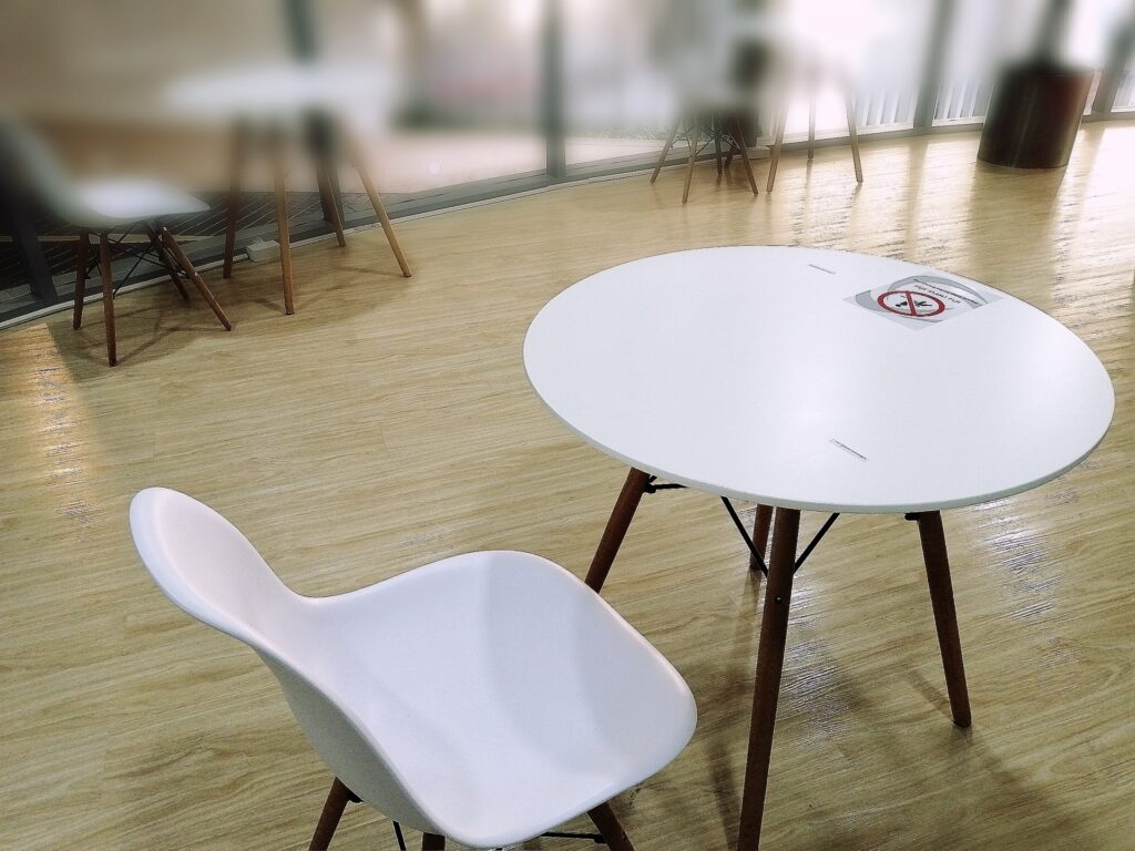 白い椅子と白い丸テーブルがあるコワーキングスペース