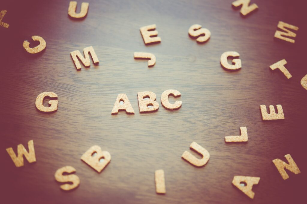 机に並べられたアルファベット