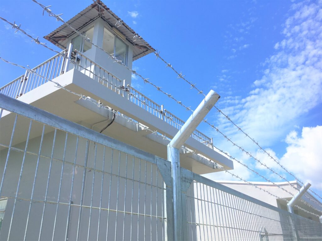 刑務所と柵に映える青空
