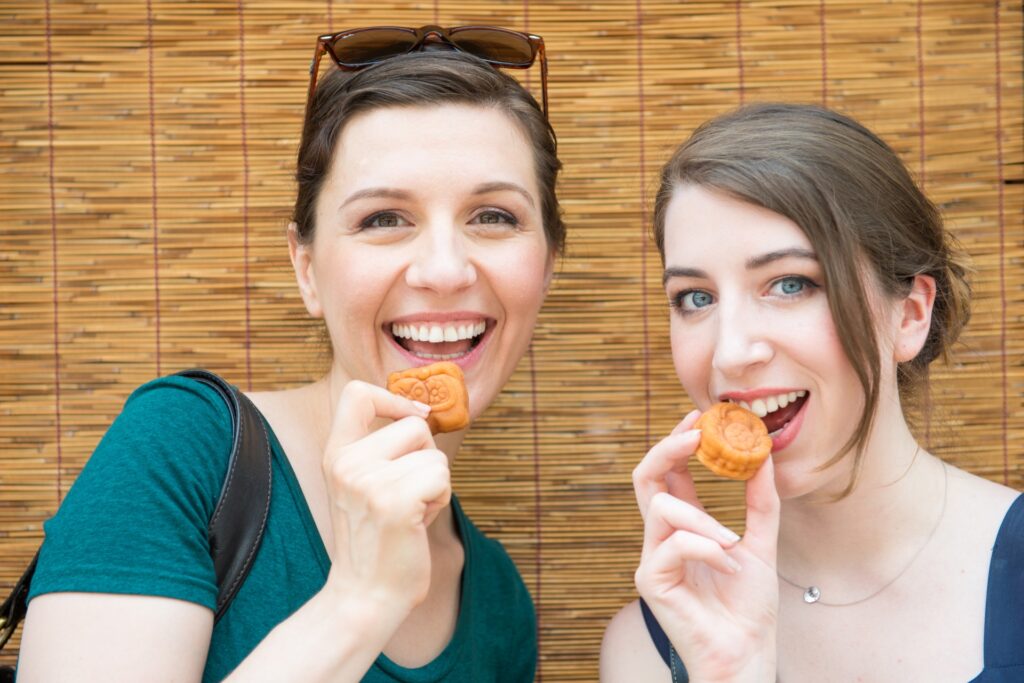 人形焼を食べる外国人女性2人