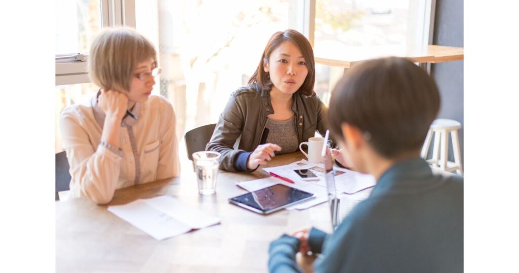 日本人米国会計士がクライアントとミーティングをしている