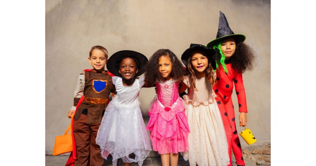 ハロウィンコスチュームを着ている子供達